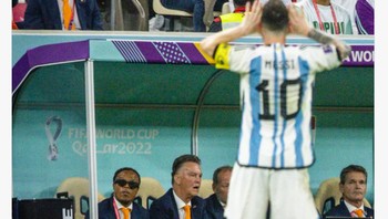 Momen Messi meledek pelatih Belanda, Louis van Gaal banyak dibagikan netizen. Argentina jadi trending topic Twitter dengan 2,34 juta tweet. Foto: (Twitter)