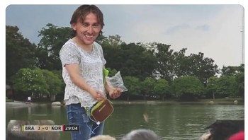Meme Luka Modric memberi makan ayam-ayam Brasil. Foto: (Twitter)