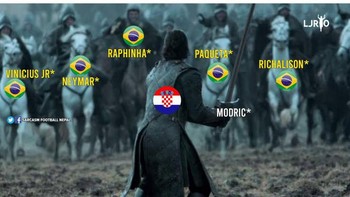 Meme Luka Modric bagai sendirian di Kroasia melawan para pemain bintang Brasil. Namun Kroasia berhasil mengalahkan Brasil. Foto: (Twitter)