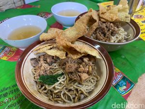 Mie Ayam Dondon: Mie Ayam Legendaris Khas Solo di Pujasera Blok M