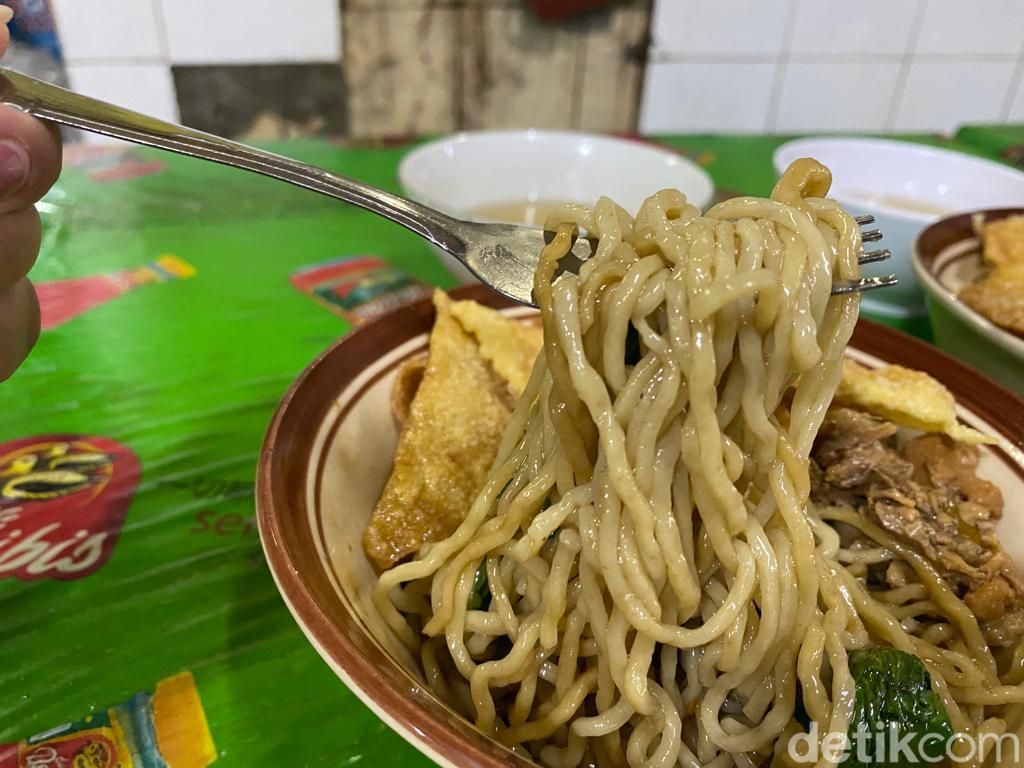 Mie Ayam Dondon: Mie Ayam Legendaris Khas Solo di Pujasera Blok M
