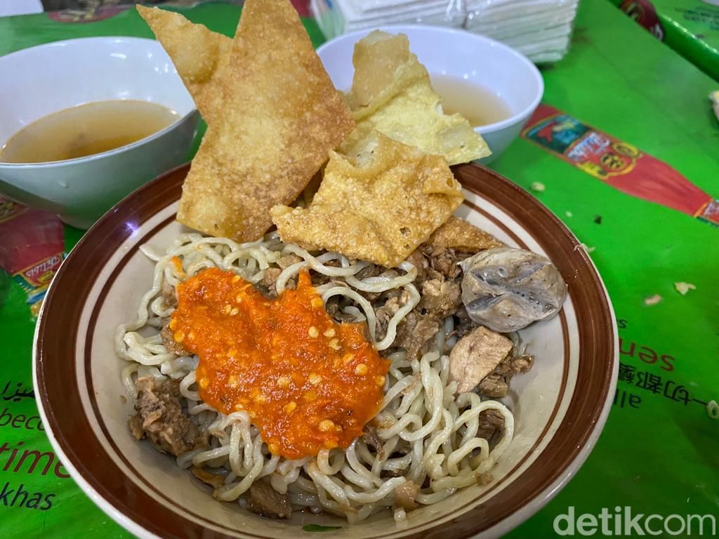 Mie Ayam Dondon: Mie Ayam Legendaris Khas Solo di Pujasera Blok M