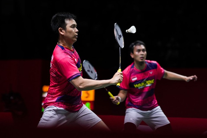 BANGKOK, THAILAND - DECEMBER 10: Mohammad Ahsan (R) and Hendra Setiawan of Indonesia compete in the Mens Doubles Semi Finals match against Ong Yew Sin and Teo Ee Yi of Malaysia during day four of the HSBC BWF World Tour Finals 2022 at Nimibutr Arena on December 10, 2022 in Bangkok, Thailand. (Photo by Shi Tang/Getty Images)