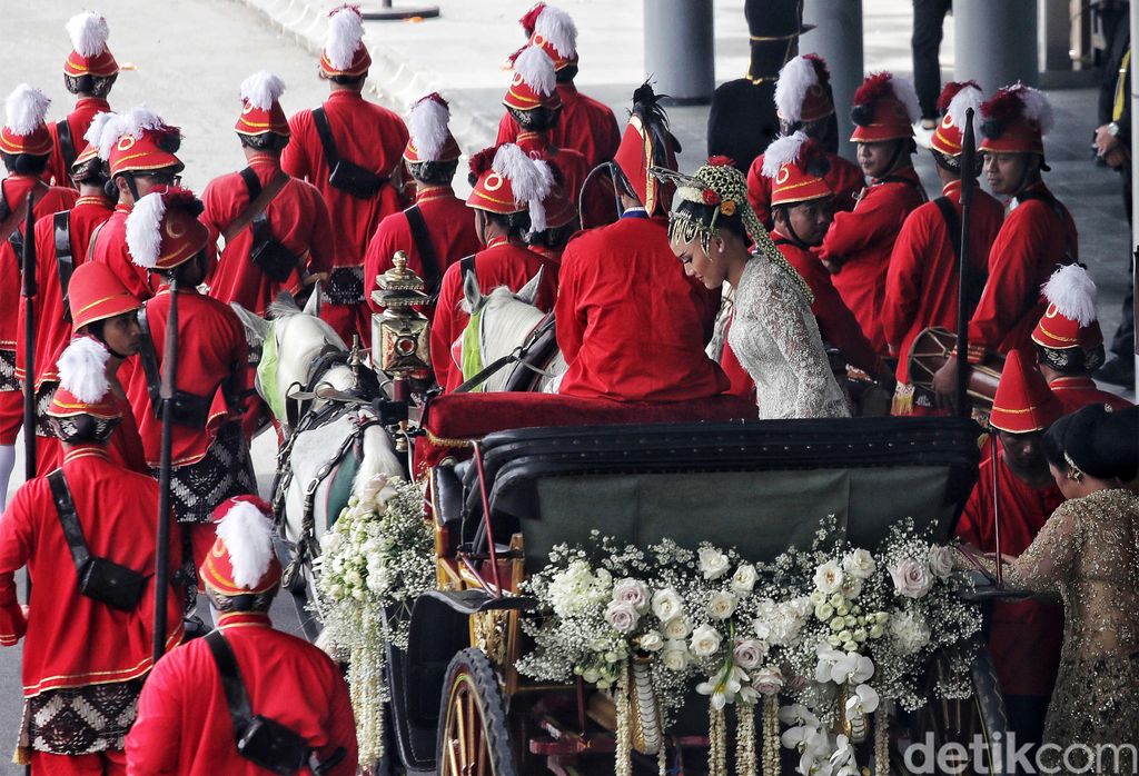 Erina Gudono menuju tempat ijab kabul di Pendopo Agung Kedaton Ambarrukmo menggunakan kereta kuda, Sabtu (10/12). Erina duduk bersama kedua kakaknya.
