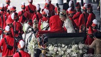 Untuk menuju lokasi ijab kabul, dari lobi Royal Ambarrukmo ke Pendopo Agung tidaklah jauh, hanya berkisar 100-an meter.