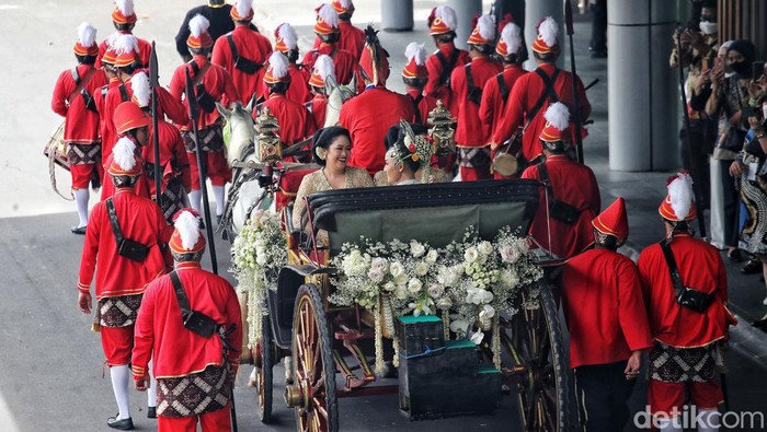 Erina Gudono menuju tempat ijab kabul di Pendopo Agung Kedaton Ambarrukmo menggunakan kereta kuda, Sabtu (10/12). Erina duduk bersama kedua kakaknya.