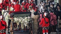 Erina menumpangi kereta kuda dari lobi Royal Ambarrukmo ke Pendopo Agung Kedaton Ambarrukmo, Sabtu (10/12/2022).