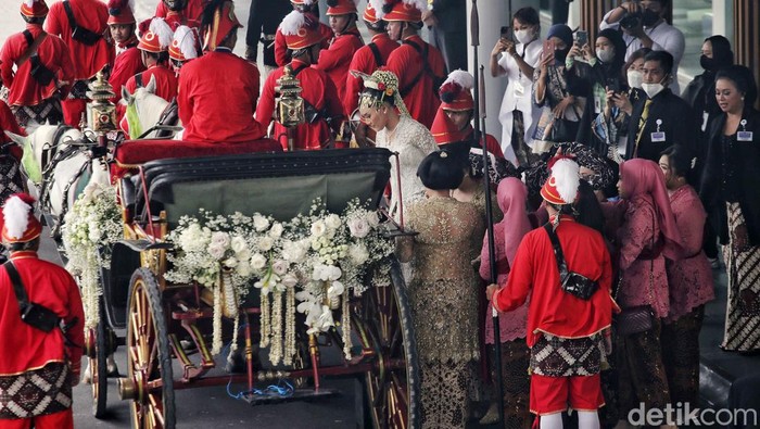 Momen Erina Naik Kereta Kuda ke Lokasi Ijab Kabul Erina Gudono menuju tempat ijab kabul di Pendopo Agung Kedaton Ambarrukmo menggunakan kereta kuda, Sabtu (10/12). Erina duduk bersama kedua kakaknya.