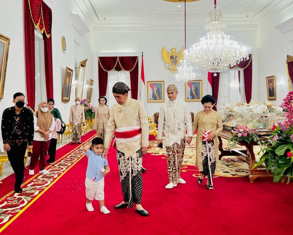 Momen Jokowi dan keluarga hendak berangkan ke acara akad nikah Kaesang-Erina, Sabtu (10/12/2022).