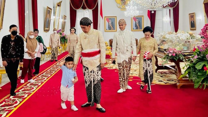 Momen Jokowi dan keluarga hendak berangkan ke acara akad nikah Kaesang-Erina, Sabtu (10/12/2022).