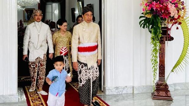 Momen Jokowi dan keluarga hendak berangkan ke acara akad nikah Kaesang-Erina, Sabtu (10/12/2022).
