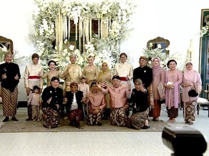 Kala Menteri Jokowi Pose Jongkok di Depan Kaesang-Erina: Sah!