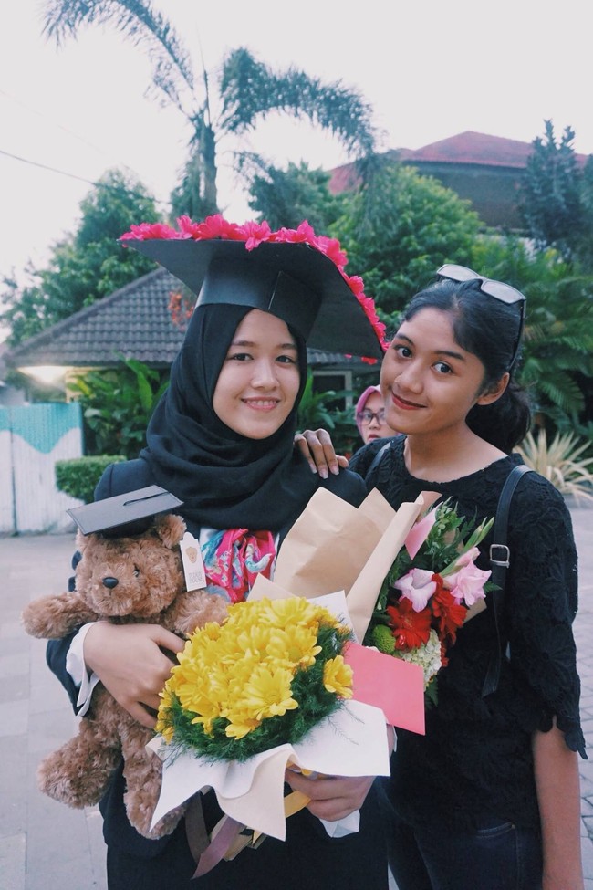 Seperti adiknya, Nadya Gudono merupakan lulusan Universitas Gadjah Mada. Dia memulai studinya pada 2012 dan dinyatakan lulus pada 2016 dengan predikat cumlaude setelah mengambil jurusan Manajemen di Fakultas Ekonomi dan Bisnis. Foto: Instagram