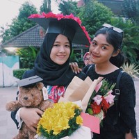 Seperti adiknya, Nadya Gudono merupakan lulusan Universitas Gadjah Mada. Dia memulai studinya pada 2012 dan dinyatakan lulus pada 2016 dengan predikat cumlaude setelah mengambil jurusan Manajemen di Fakultas Ekonomi dan Bisnis. Foto: Instagram