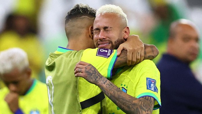 Soccer Football - FIFA World Cup Qatar 2022 - Quarter Final - Croatia v Brazil - Education City Stadium, Doha, Qatar - December 9, 2022 Brazils Neymar and Raphinha look dejected after losing the penalty shootout REUTERS/Hannah Mckay     TPX IMAGES OF THE DAY