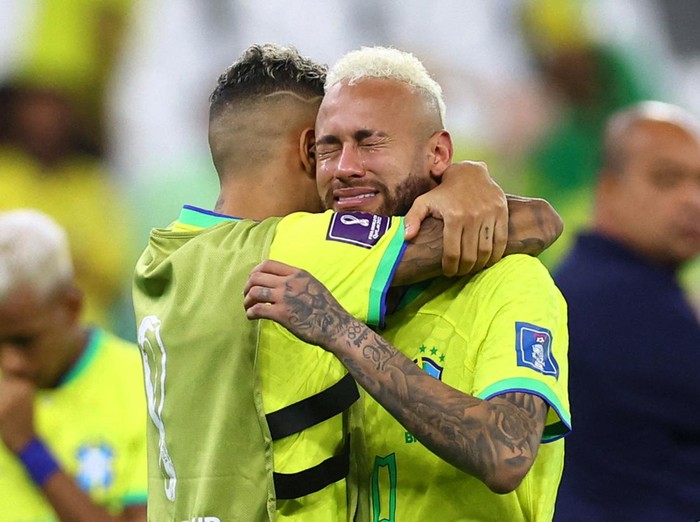 Soccer Football - FIFA World Cup Qatar 2022 - Quarter Final - Croatia v Brazil - Education City Stadium, Doha, Qatar - December 9, 2022 Brazil's Neymar and Raphinha look dejected after losing the penalty shootout REUTERS/Hannah Mckay     TPX IMAGES OF THE DAY