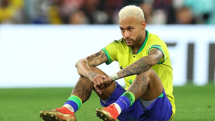 Soccer Football - FIFA World Cup Qatar 2022 - Quarter Final - Croatia v Brazil - Education City Stadium, Doha, Qatar - December 9, 2022 Brazils Neymar looks dejected after losing the penalty shootout REUTERS/Hannah Mckay
