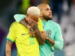 Neymar sampai harus ditenangkan penggawa veteran Brasil, Dani Alves. (Foto: REUTERS/MATTHEW CHILDS)