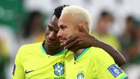Bintang muda Brasil, Vinicius Junior, juga ikut menghibur Neymar. (Foto: REUTERS/HANNAH MCKAY)