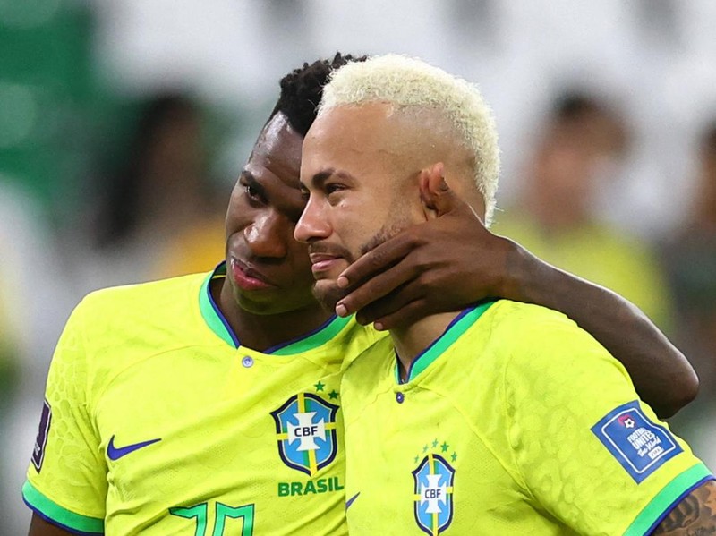 Soccer Football - FIFA World Cup Qatar 2022 - Quarter Final - Croatia v Brazil - Education City Stadium, Doha, Qatar - December 9, 2022 Brazil's Neymar and Vinicius Junior look dejected after losing the penalty shootout REUTERS/Hannah Mckay
