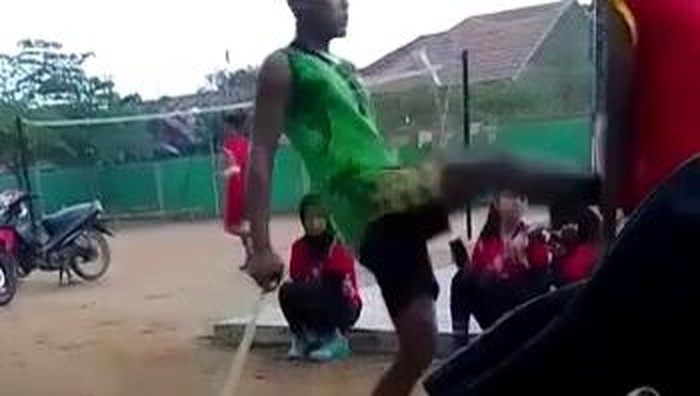 Oknum guru tendang perut siswa di Lampung. (Foto: Screenshot video)