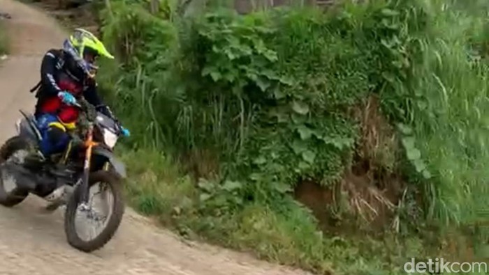 Para crosser di Kejurnas Enduro Rally Championship 2022 di lereng gunung Bromo,
