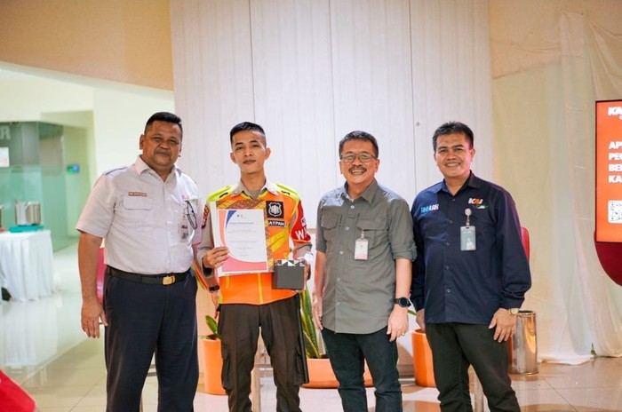 Pegawai KRL diangkat menjadi karyawan tetap