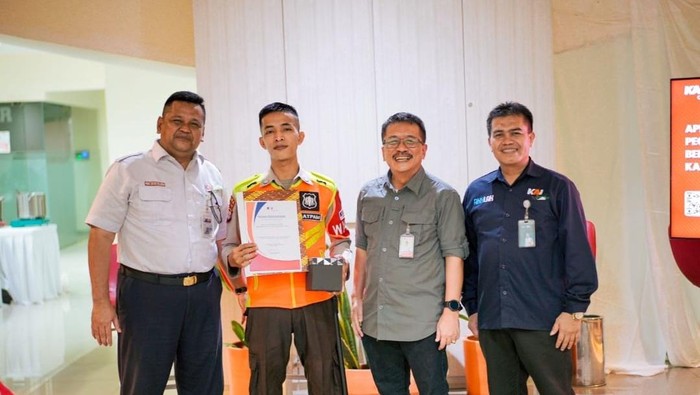 Pegawai KRL diangkat menjadi karyawan tetap
