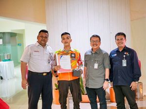 Kisah Manis Petugas KRL Bantu Penumpang Sakit Kini Diangkat Pegawai Tetap