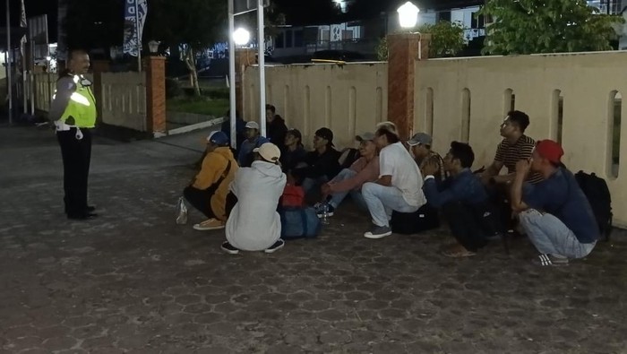 Pekerja di Balikpapan datang ke kantor polisi usai diduga ditipu calo tenaga kerja.