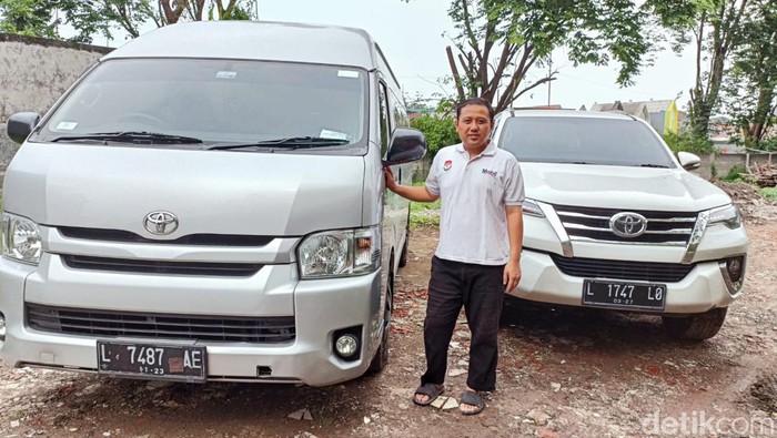 Pemilik CV Prawira, Yanuar saat mengantarkan mobil yang disewa konsumennya.