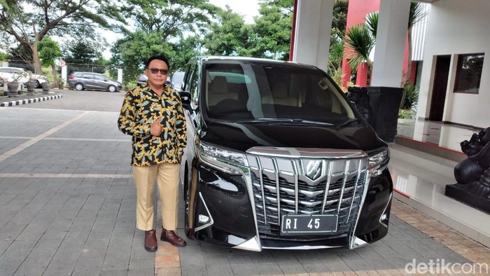 Pemilik Maha Travel Edi Santoso mengantarkan konsumennya.