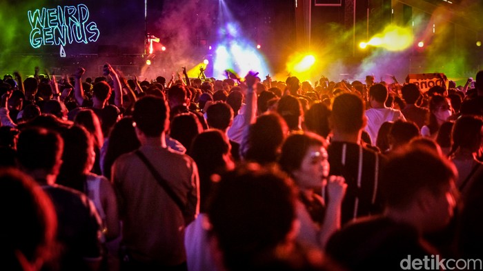 Penampilan Weird Genius di DWP 2022 Weird Genius yang beranggotakan Reza Arap, Eka Gustiwana, dan Gerald Liu tampil di DWP di JIExpo Kemayoran, Jakarta, Sabtu (10/12/2022).