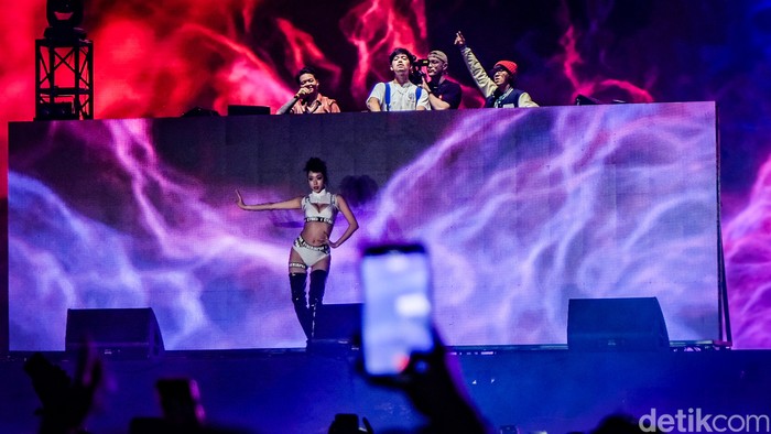 Penampilan Weird Genius di DWP 2022 Weird Genius yang beranggotakan Reza Arap, Eka Gustiwana, dan Gerald Liu tampil di DWP di JIExpo Kemayoran, Jakarta, Sabtu (10/12/2022).