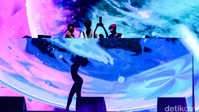 Penampilan Weird Genius di DWP 2022 Weird Genius yang beranggotakan Reza Arap, Eka Gustiwana, dan Gerald Liu tampil di DWP di JIExpo Kemayoran, Jakarta, Sabtu (10/12/2022).