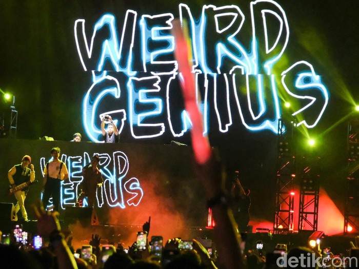 Weird Genius yang beranggotakan Reza Arap, Eka Gustiwana, dan Gerald Liu tampil di DWP di JIExpo Kemayoran, Jakarta, Sabtu (10/12/2022).
