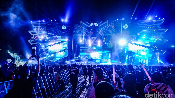 Penampilan Weird Genius di DWP 2022 Weird Genius yang beranggotakan Reza Arap, Eka Gustiwana, dan Gerald Liu tampil di DWP di JIExpo Kemayoran, Jakarta, Sabtu (10/12/2022).