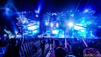 Alunan musik EDM dan synthpop begitu terasa dibawakan Weird Genius. Foto: Andhika Prasetia/ detikcom