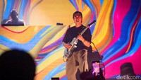 Tidak hanya di DJ table, Winky juga memainkan instrumen gitar. Foto: Andhika Prasetia/ detikcom