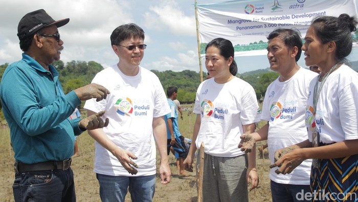 Dalam puncak rangkaian program Estafet Peduli Bumi tahun 2022, Asuransi Astra melanjutkan aksinya di Sumba. Salah satunya penanaman 3.000 pohon mangrove di Pantai Kerewei Mananga, Sumba Barat, Nusa Tenggara Timur, Sabtu (10/12/2022).