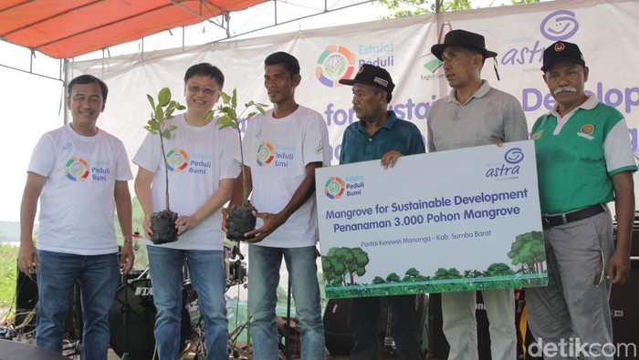 Dalam puncak rangkaian program Estafet Peduli Bumi tahun 2022, Asuransi Astra melanjutkan aksinya di Sumba. Salah satunya penanaman 3.000 pohon mangrove di Pantai Kerewei Mananga, Sumba Barat, Nusa Tenggara Timur, Sabtu (10/12/2022).