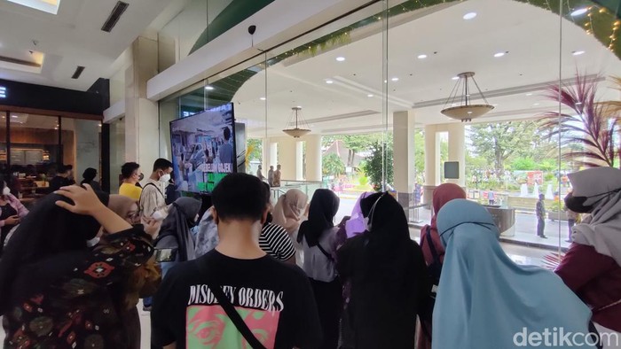 Pengunjung Ambarrukmo Plaza mulai berkerumun di lokasi nonton bareng pernikahan Kaesang dan Erina, Sabtu (10/12.2022).