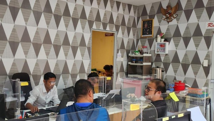 Penyidik Ditreskrimsus Polda Kepri tengah memeriksa dua pengusaha atas dugaan penipuan terhadap konsumen. (Foto: Dok Polda Kepri)