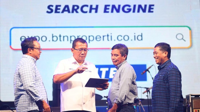 Perluas Ekosistem Digital Mortgage Direktur Utama PT Bank Tabungan Negara (Persero) Tbk. Haru Koesmahargyo (ke empat dari kanan), Direktur Jenderal Pembiayaan Infrastruktur Pekerjaan Umum dan Perumahan Rakyat (PUPR) RI, Herry Trisaputra Zuna (ketiga dari kanan) serta Sekretaris Jenderal Kementerian PUPR, M. Zainal Fatah (kedua) dari kanan), menyaksikan Mantan Direktur Utama Bank Tabungan Negara (BTN) periode 1988-1994 Asmuadji (tengah), memberikan potongan tumpeng pertama kepada Wakil Komisaris Utama Bank BTN, Iqbal Latanro (ketiga dari kiri) bersama jajaran Direksi dan Komisaris Bank BTN pada acara syukuran dalam rangka memperingati Hari Ulang Tahun (HUT) ke-46 Kredit Pemilikan Rumah (KPR) di Jakarta, Sabtu (10/12). Sebagai bank pertama yang menyalurkan KPR pada 10 Desember 1976, Bank BTN telah menyalurkan kredit tersebut senilai hampir Rp 400 triliun untuk lebih dari 5 juta masyarakat Indonesia. Menghadapi era digitalisasi, Bank BTN terus berinovasi memperluas digital mortgage ecosystem dengan terus menambah fitur pada aplikasi andalannya seperti Smart Residence, BTN Properti dan BTN Properti for Devoloper.