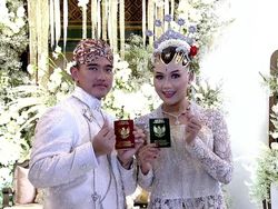 Pose Kaesang-Erina Pamerkan Buku Nikah