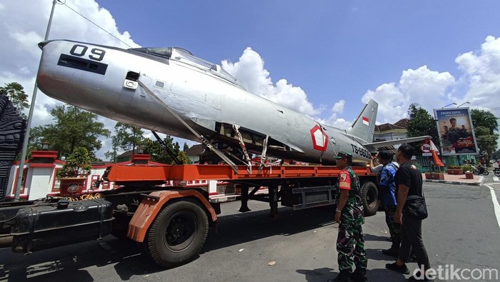 Pesawat TNI AU tiba di museum PETA Blita