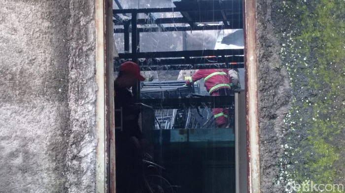 Petugas melakukan pendinginan di gudang petshop yang kebakaran di Leuwipanjang, Kota Bandung