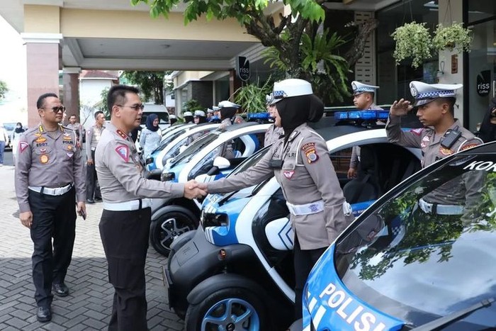 Polisi pakai mobil listrik Renault Twizy untuk patroli acara nikahan Kaesang dan Erina.