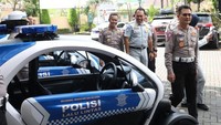 Renault Twizy merupakan mobil listrik open-wheeler dengan tampilan tak biasa. Kendaraan tersebut menggunakan teknologi electric direct drive technology dengan mesin 3CG-electric asynchronous yang mampu menghasilkan tenaga 17 dk. Foto: NTMC Polri