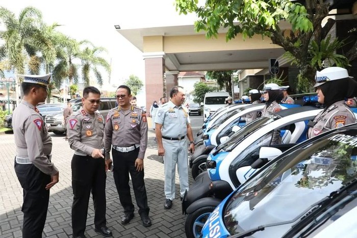 Polisi pakai mobil listrik Renault Twizy untuk patroli acara nikahan Kaesang dan Erina. Polisi pakai mobil listrik Renault Twizy untuk patroli acara nikahan Kaesang dan Erina.